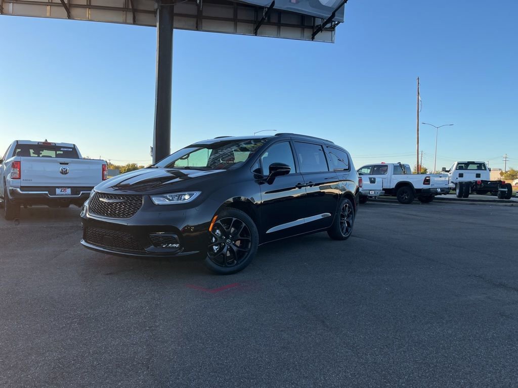 New 2026 Chrysler Pacifica Select w/ S Appearance Package video 2