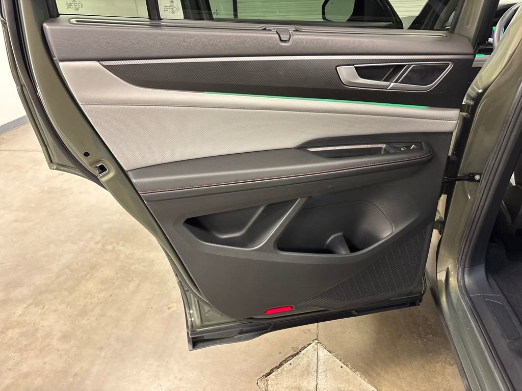 Used 2024 Volkswagen Atlas Peak Edition SE image 28