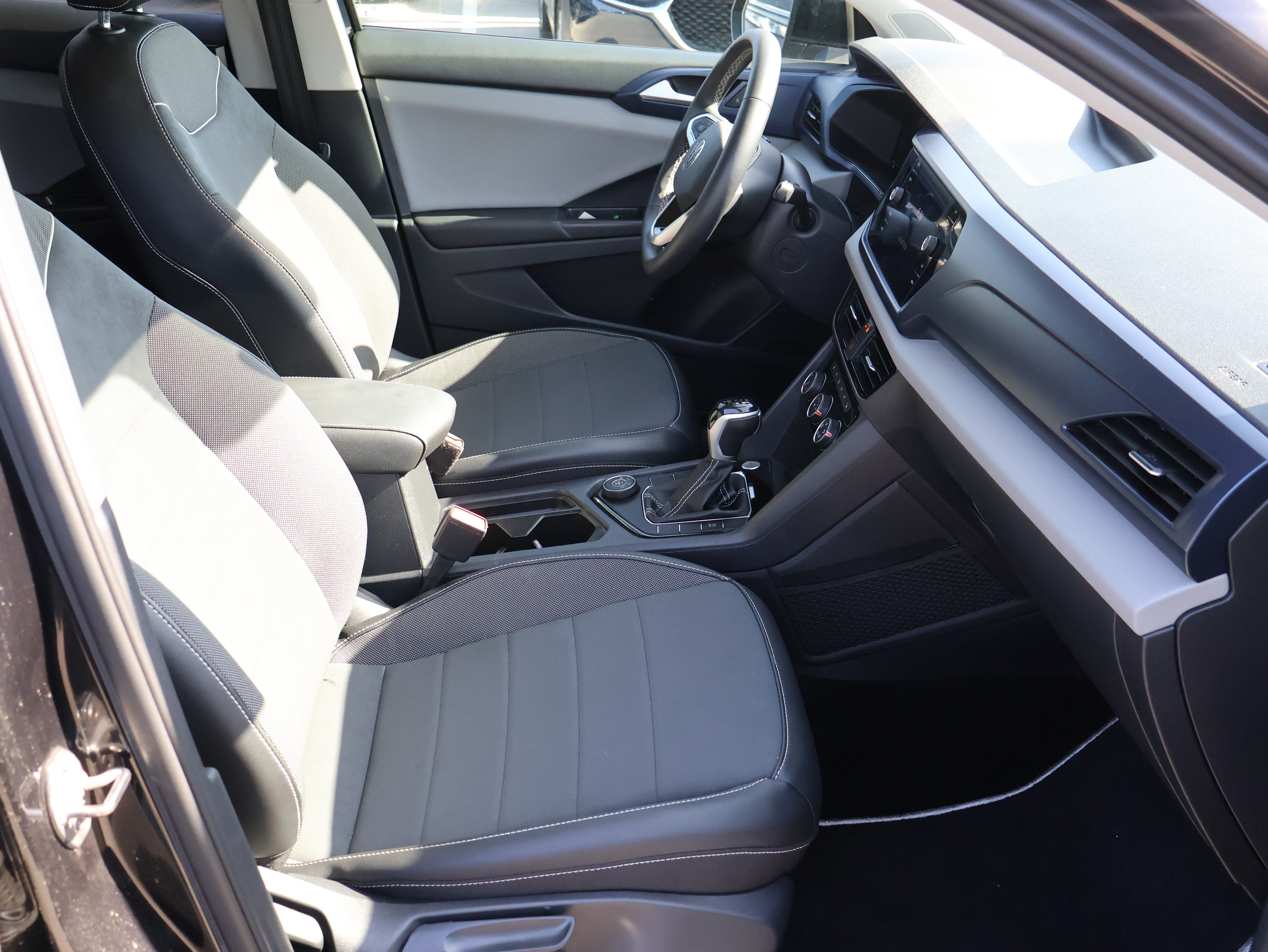 Used 2023 Volkswagen Taos SE w/ Panoramic Sunroof Package AWD/4WD image 8