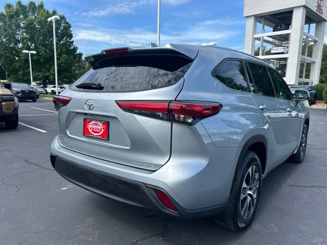 Used 2021 Toyota Highlander XLE AWD/4WD image 7