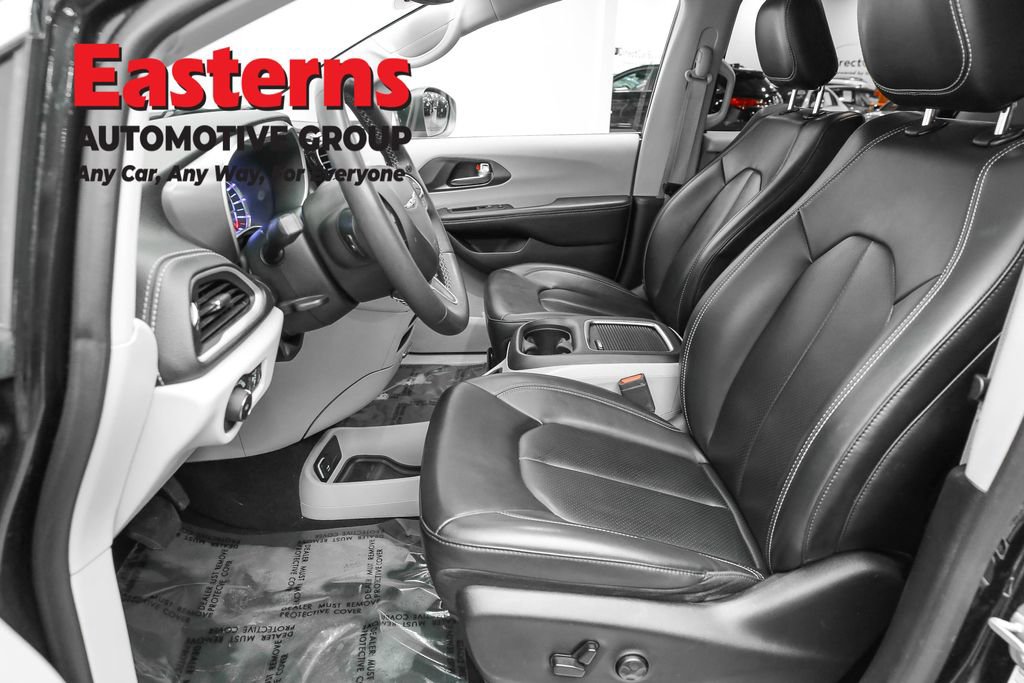 Used 2023 Chrysler Pacifica Touring-L image 14