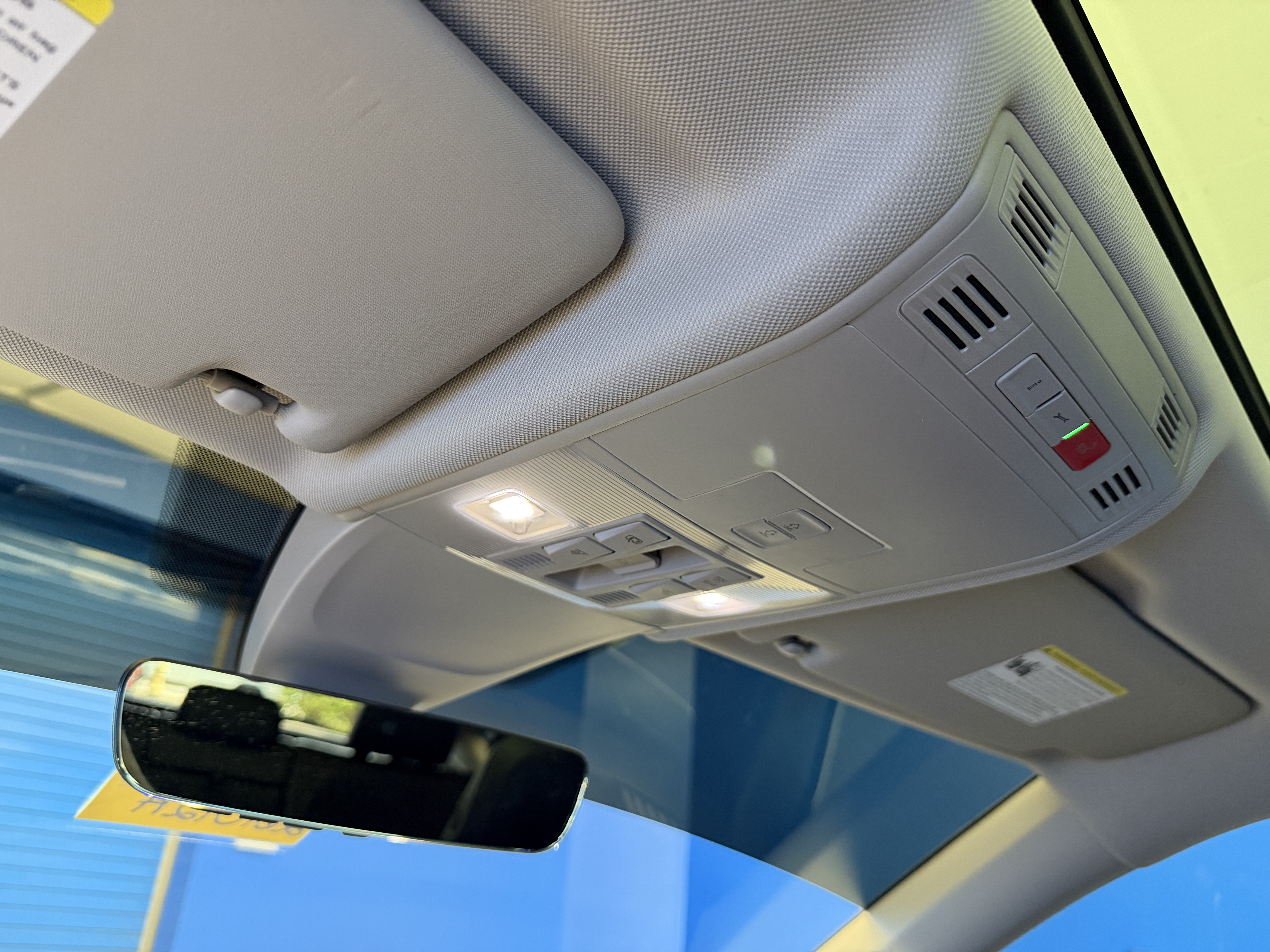 Used 2024 Volkswagen Tiguan SE w/ Panoramic Sunroof Package FWD image 28