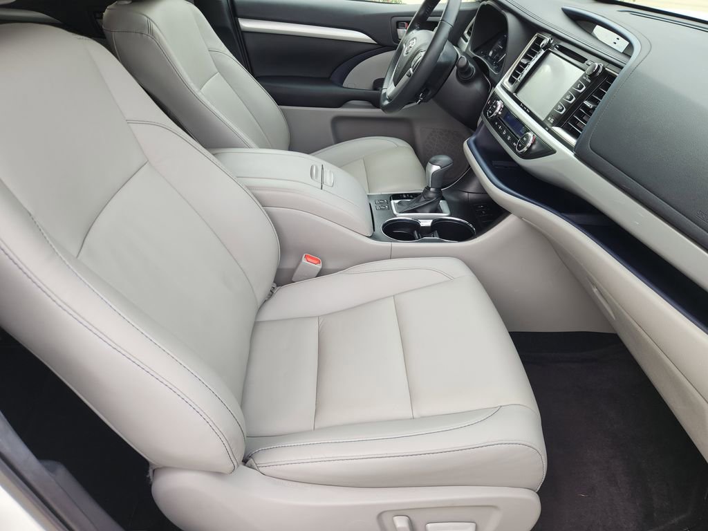 Used 2019 Toyota Highlander XLE image 14