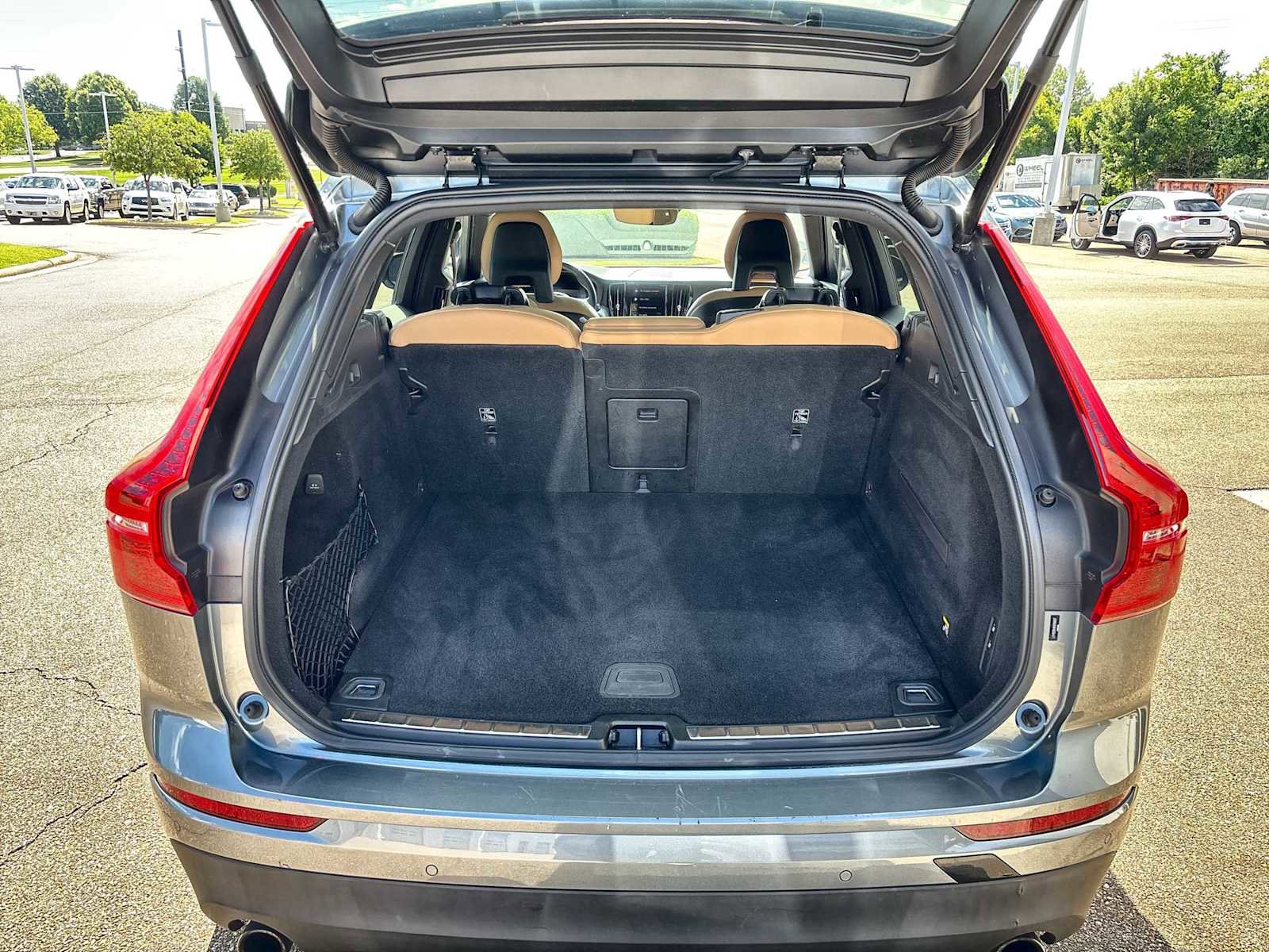 Used 2019 Volvo XC60 T5 Momentum w/ Premium Package FWD image 17