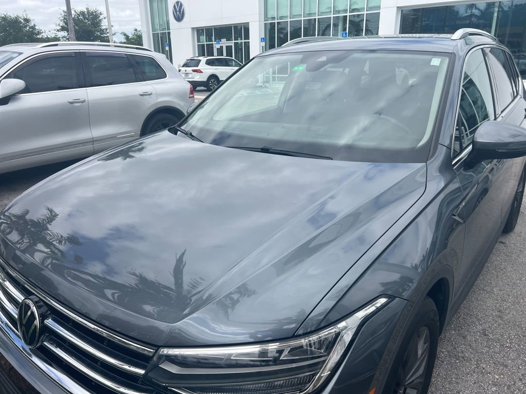 Used 2023 Volkswagen Tiguan SE w/ Panoramic Sunroof Package FWD image 2