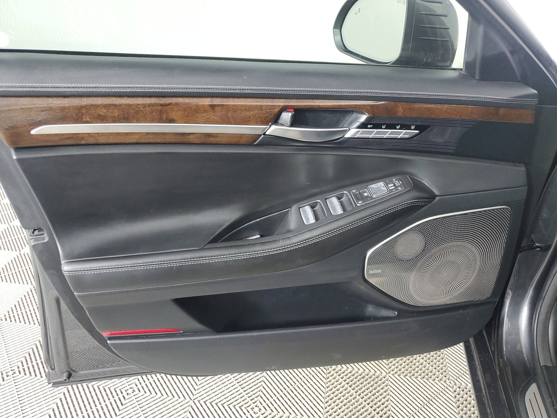 Used 2017 Genesis G90 3.3T Premium image 23