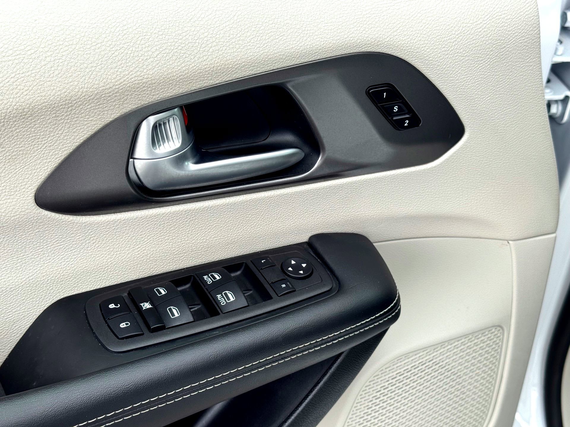 Used 2024 Chrysler Pacifica Select image 15