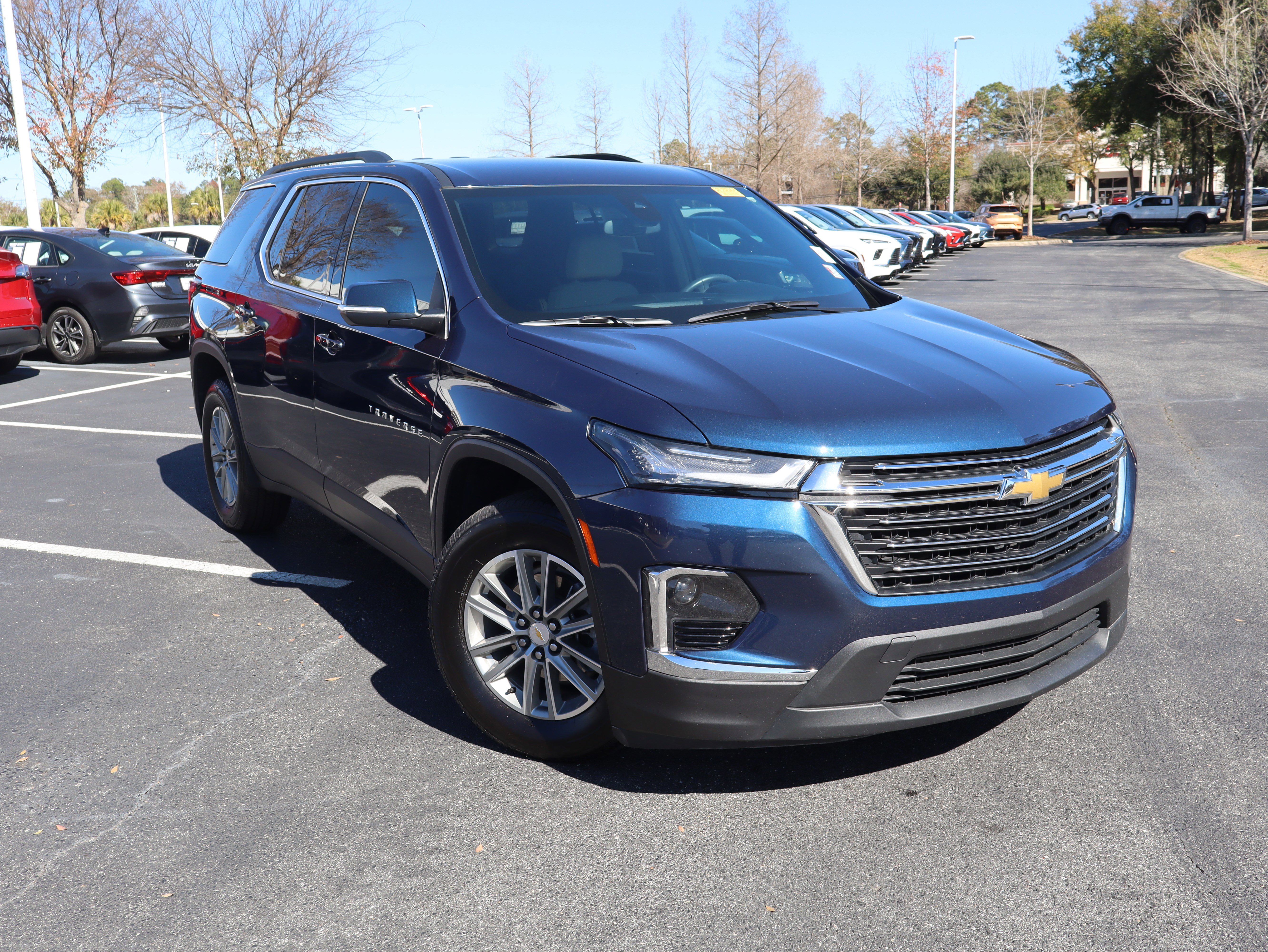 Used 2023 Chevrolet Traverse LT image 2