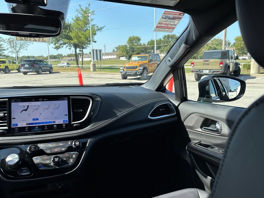 New 2027 Chrysler Pacifica Select FWD image 24