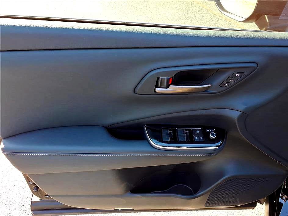 Used 2025 Toyota Crown Signia w/ Advanced Technology Package image 17