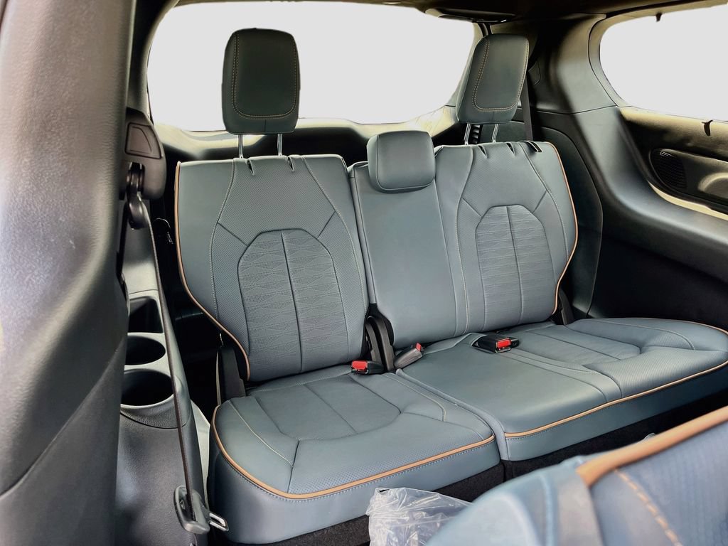 New 2027 Chrysler Pacifica Pinnacle w/ Theater Group FWD image 27