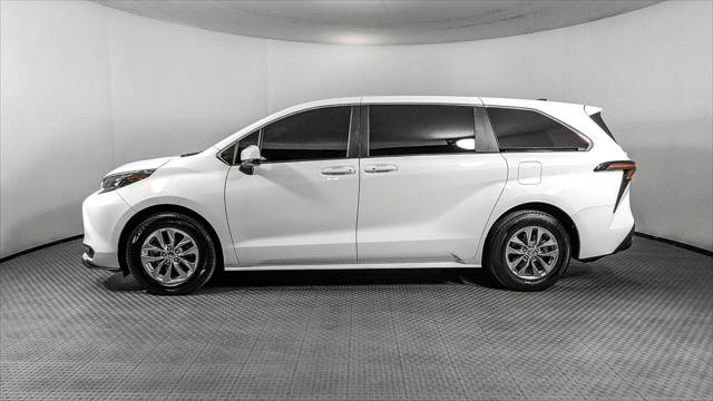 Used 2024 Toyota Sienna LE FWD image 3