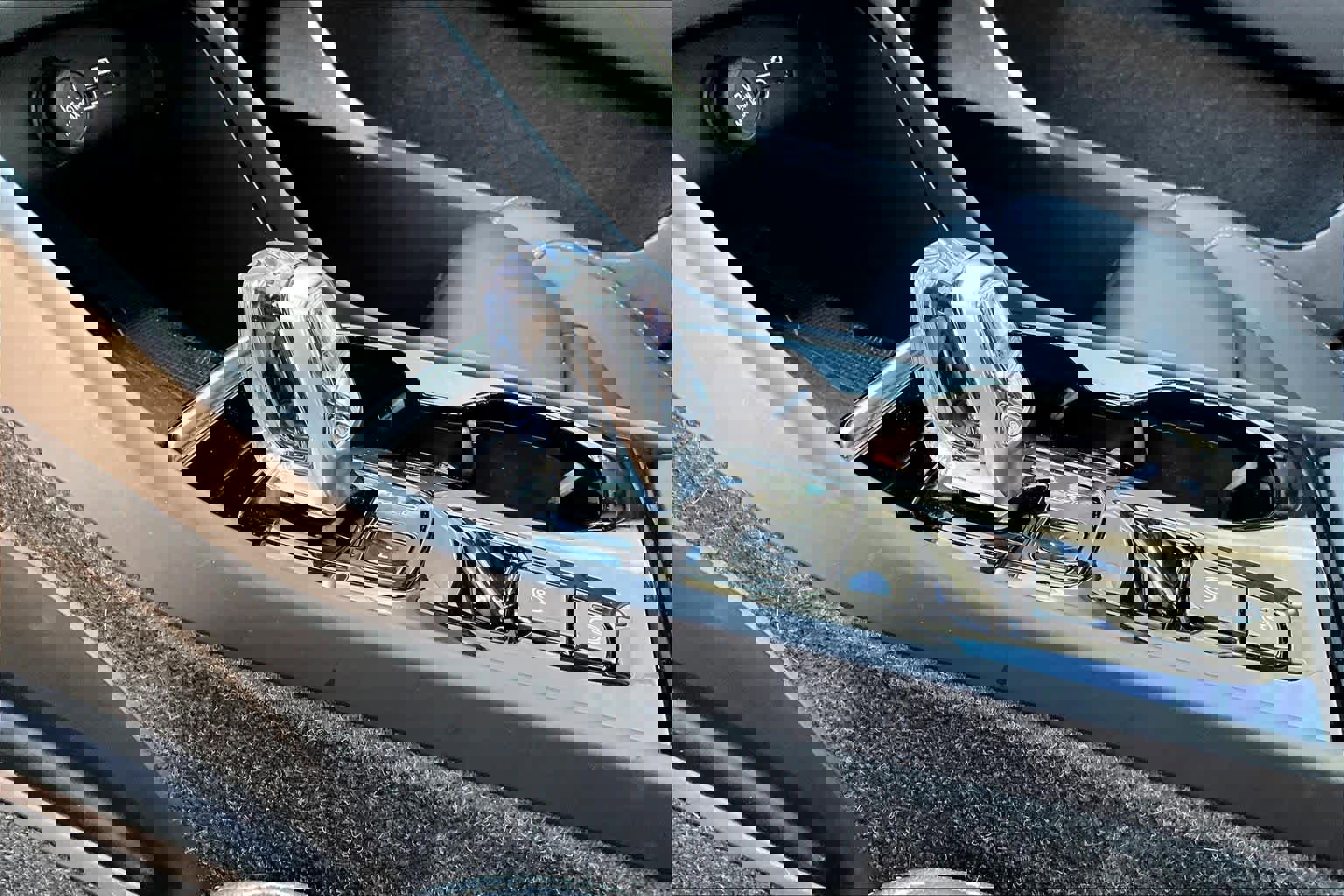 Used 2024 Volvo XC40 B5 Ultimate image 16