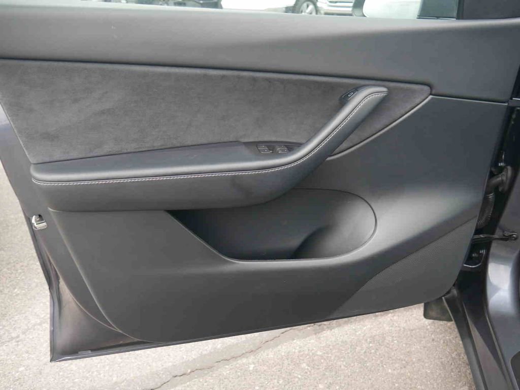 Used 2022 Tesla Model Y Long Range AWD/4WD image 22