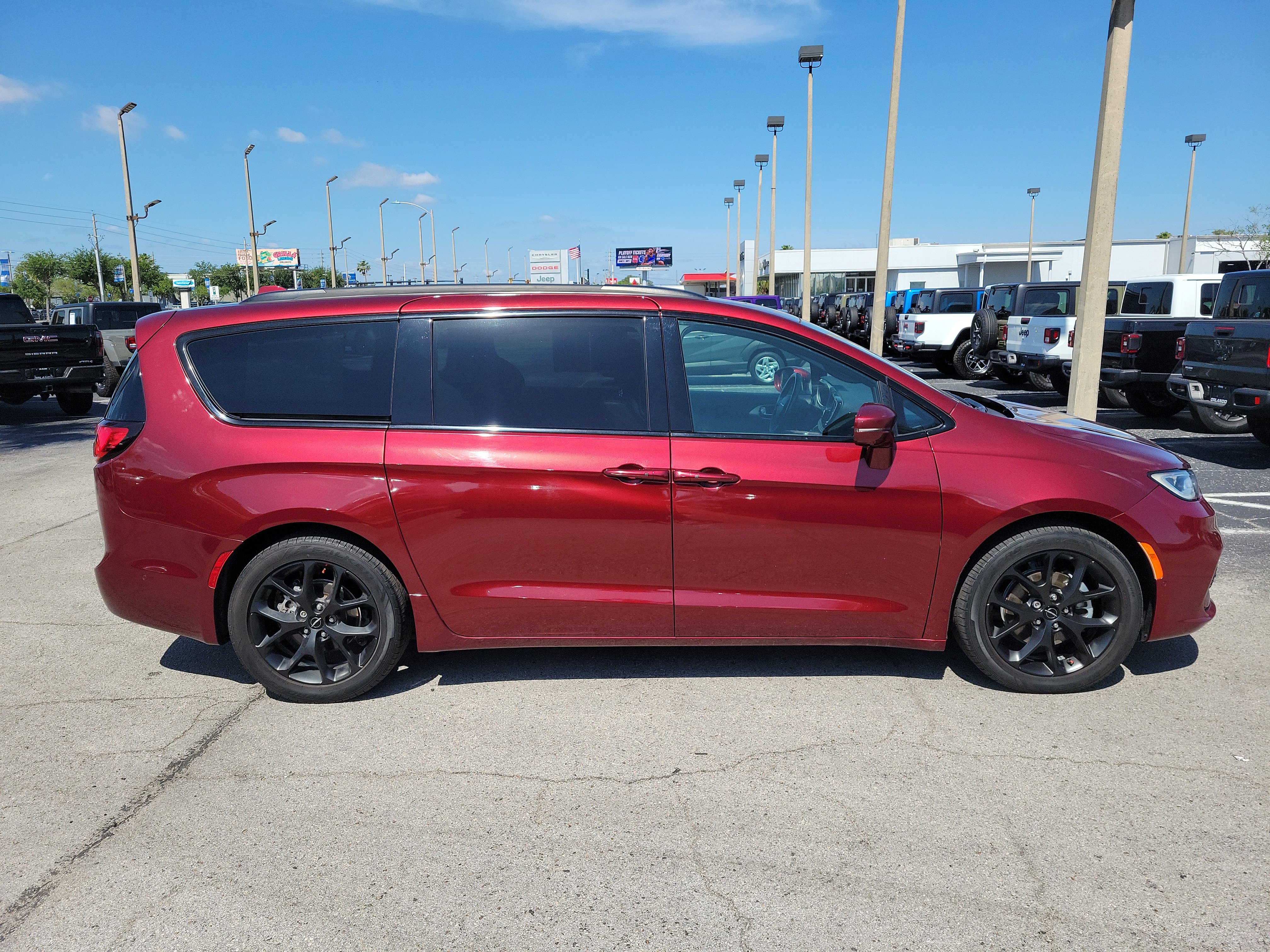Used 2021 Chrysler Pacifica Touring-L w/ Uconnect Theater Family Group FWD image 8