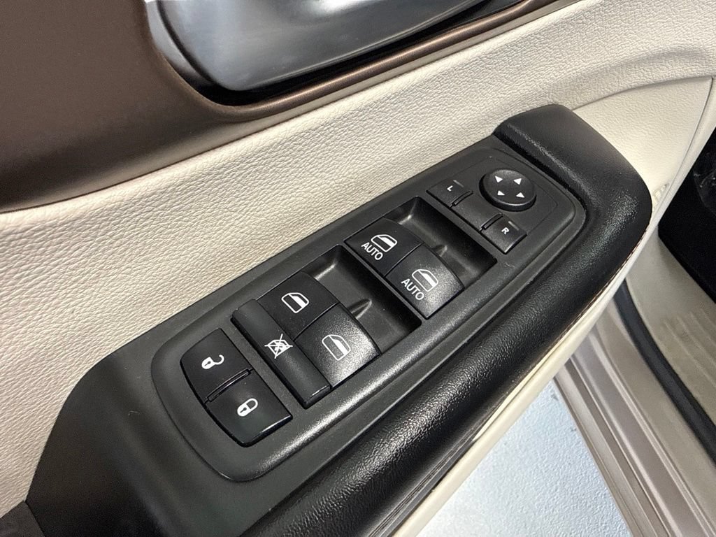 Used 2017 Chrysler Pacifica Touring-L FWD image 13