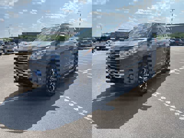 Used 2017 Toyota Highlander XLE FWD image 1