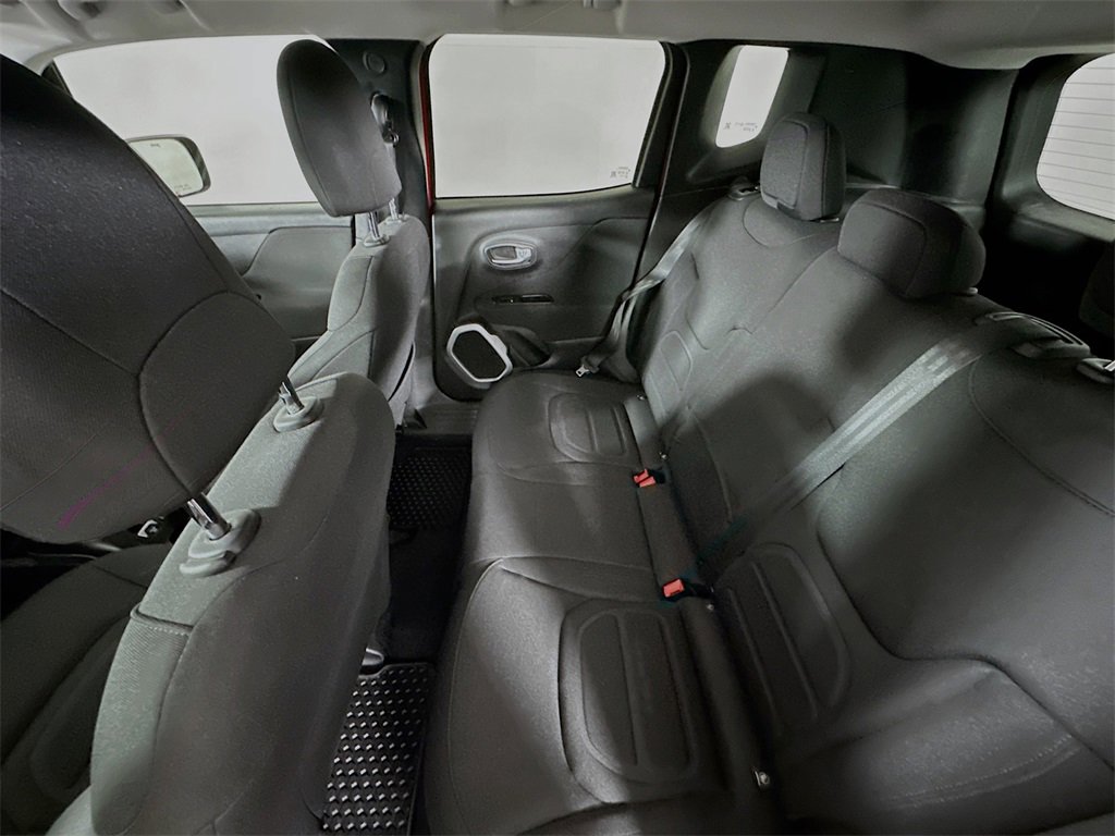 Used 2018 Jeep Renegade Latitude w/ Cold Weather Group image 9