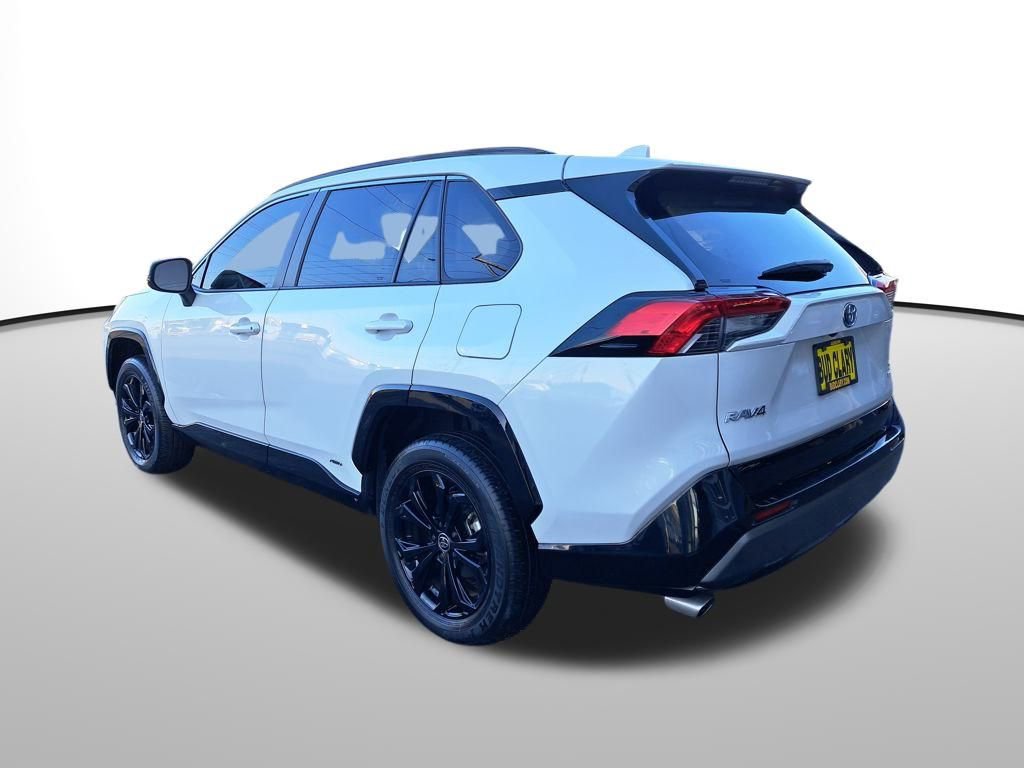 Used 2023 Toyota RAV4 SE image 3