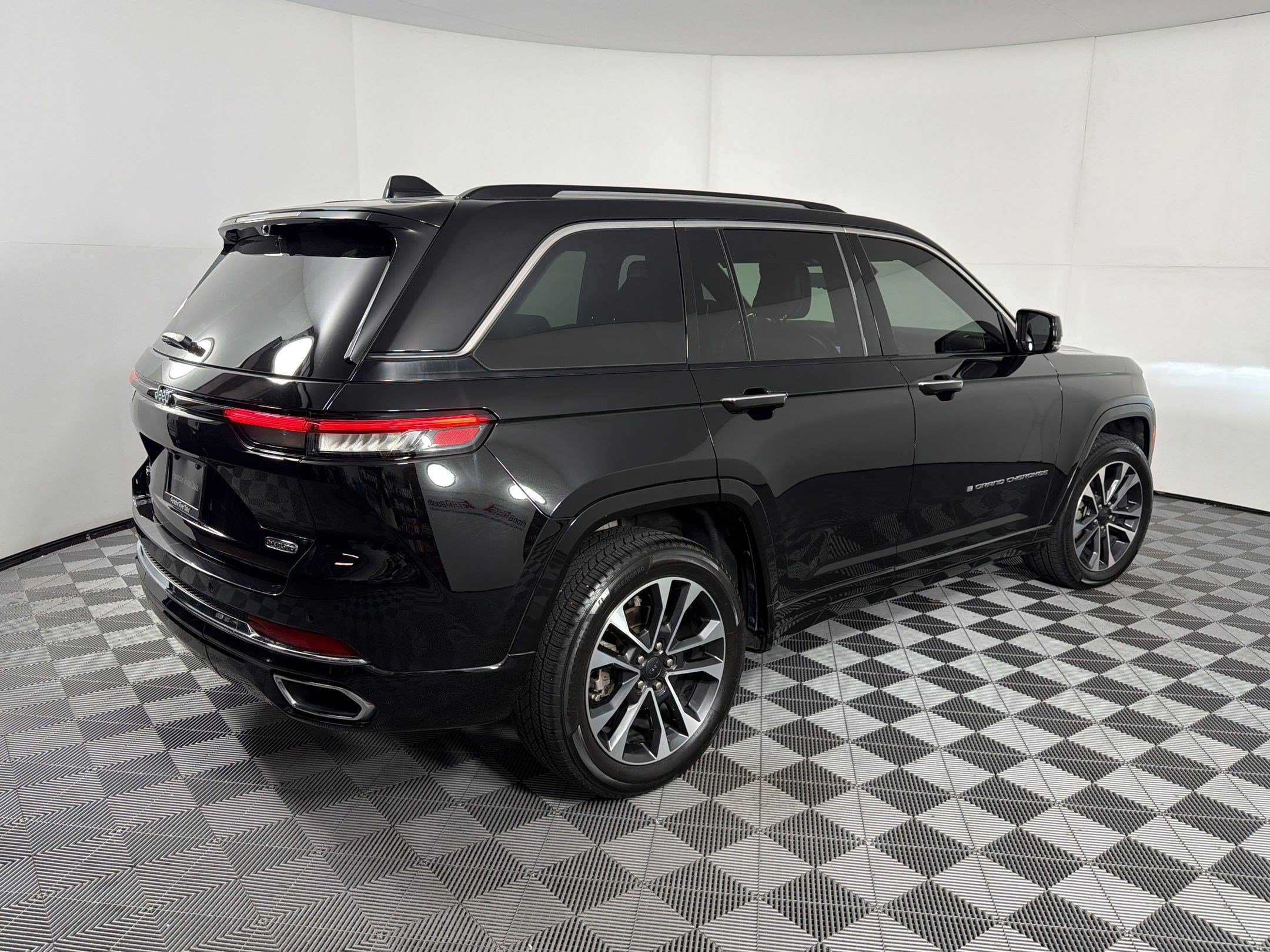 Used 2022 Jeep Grand Cherokee Overland w/ Luxury Tech Group IV AWD/4WD image 9