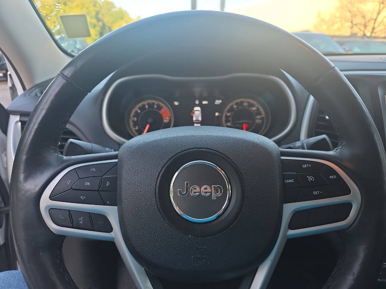 Used 2017 Jeep Cherokee Trailhawk AWD/4WD image 9