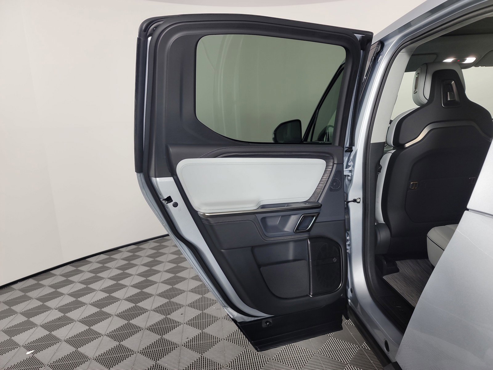 Used 2023 Rivian R1T Adventure image 17