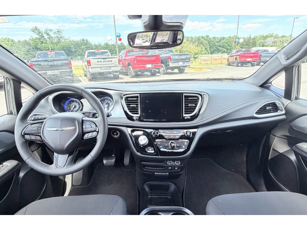 Used 2022 Chrysler Pacifica Touring FWD image 11