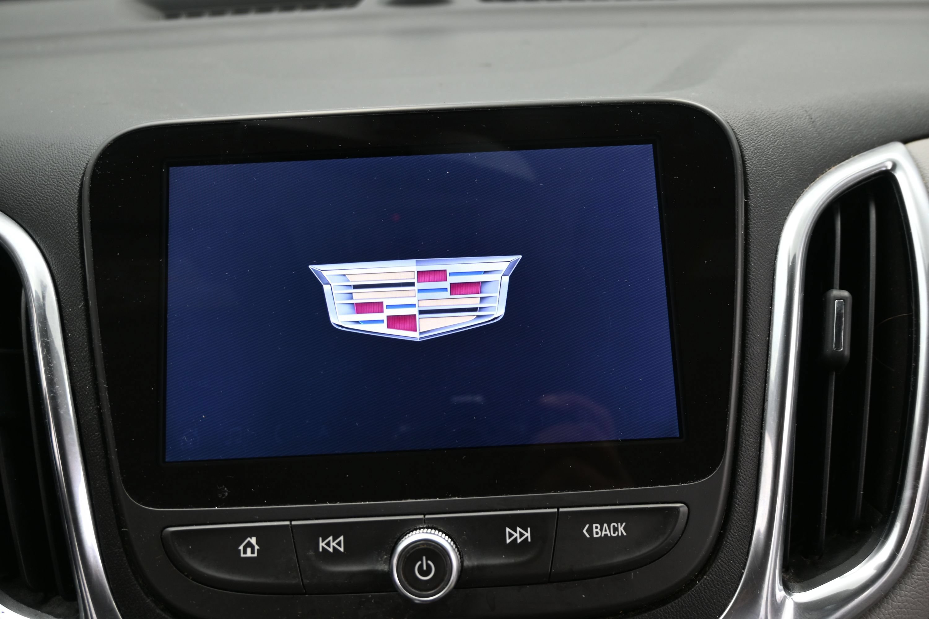 Used 2019 Chevrolet Equinox LT w/ Sun & Navigation Package FWD image 18