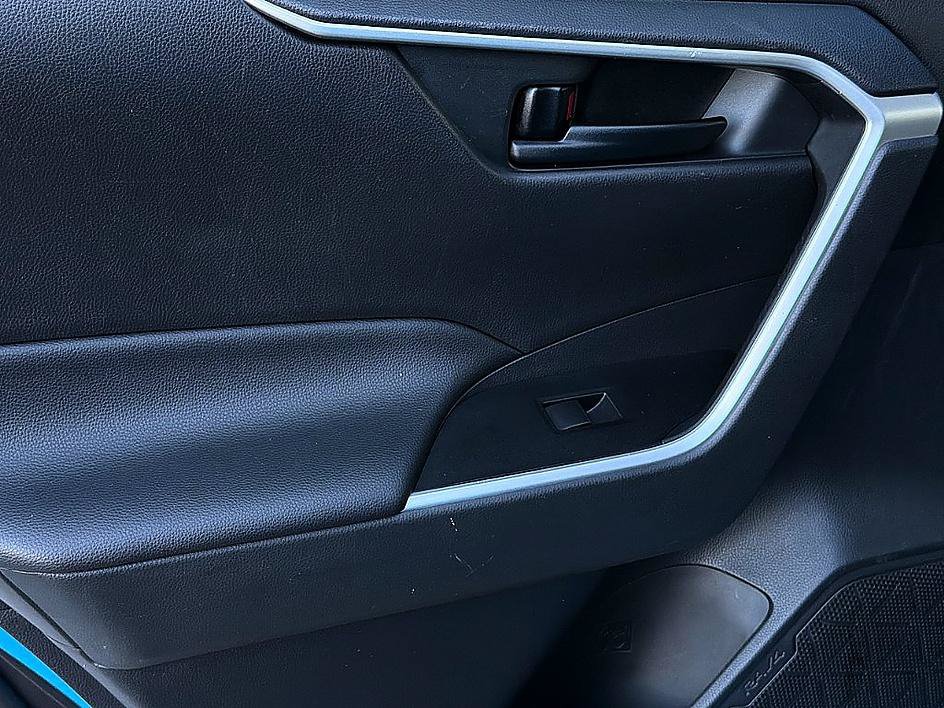 Used 2019 Toyota RAV4 LE FWD image 9