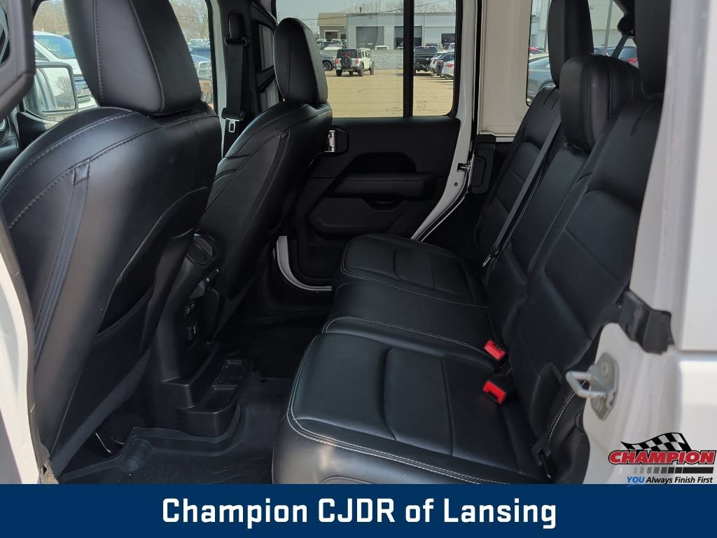 Used 2018 Jeep Wrangler Unlimited Sahara AWD/4WD image 14
