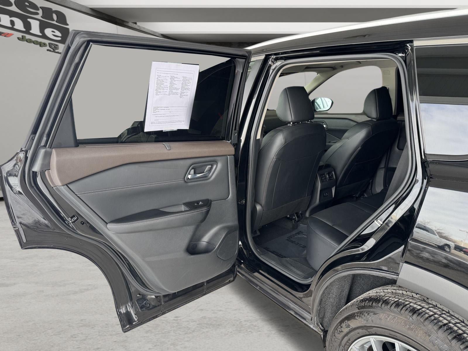 Used 2023 Nissan Rogue SV w/ SV Premium B Package AWD/4WD image 9