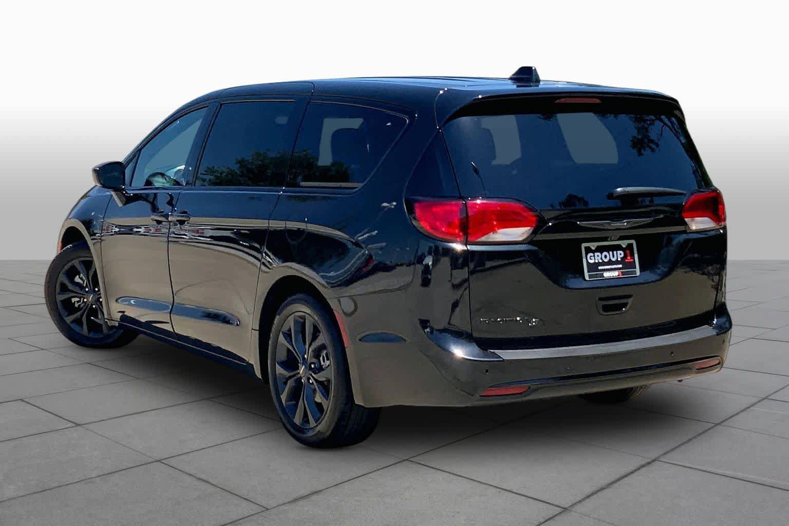 Used 2019 Chrysler Pacifica Touring Plus w/ S Appearance Package FWD image 11