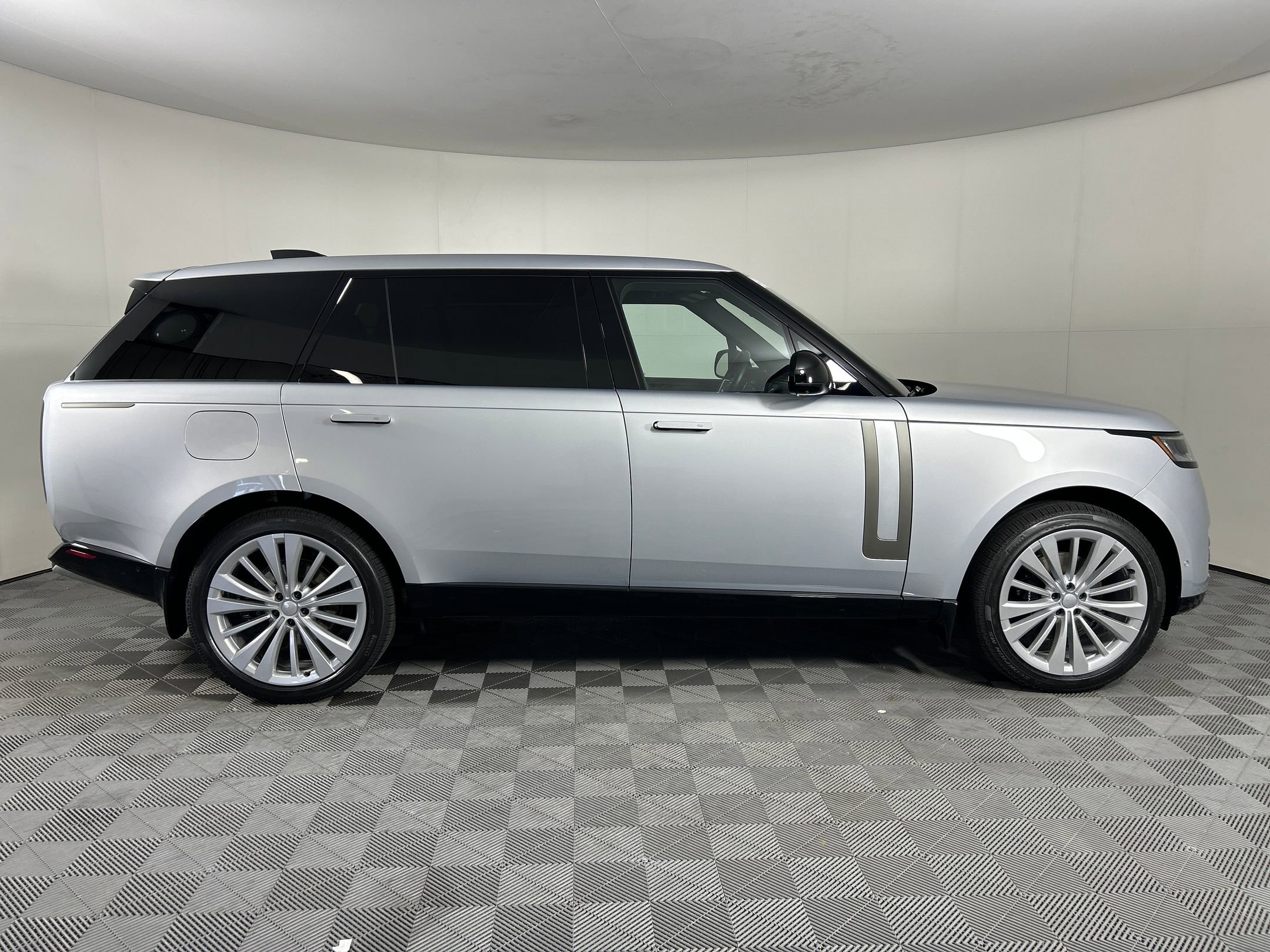 New 2025 Land Rover Range Rover Long Wheelbase SE image 6