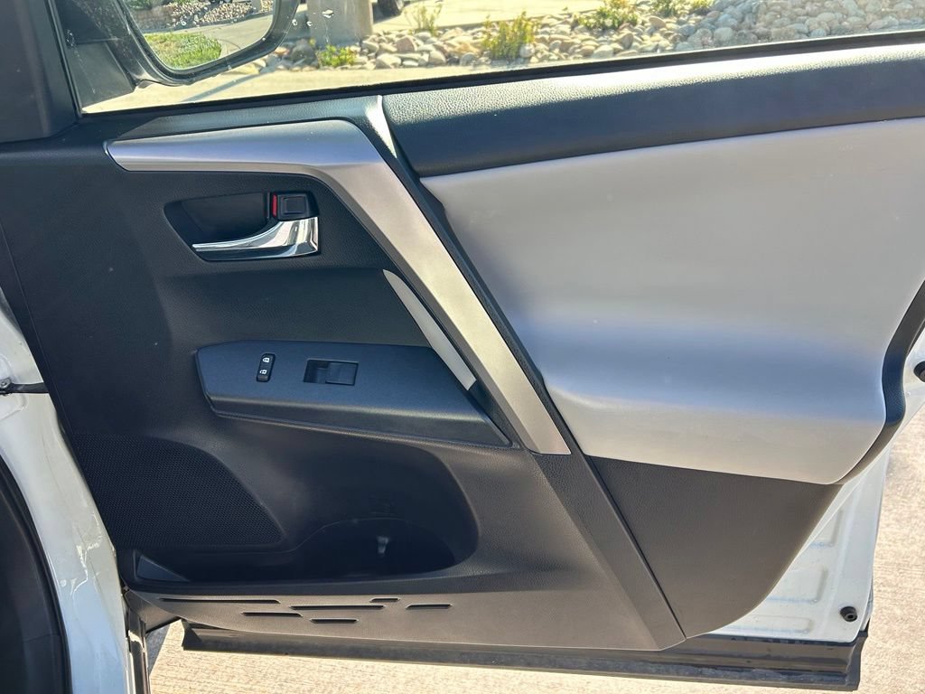 Used 2018 Toyota RAV4 XLE FWD image 31