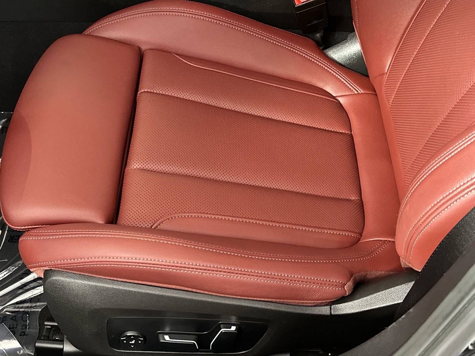 Used 2025 BMW 330i Sedan w/ Premium Package image 12