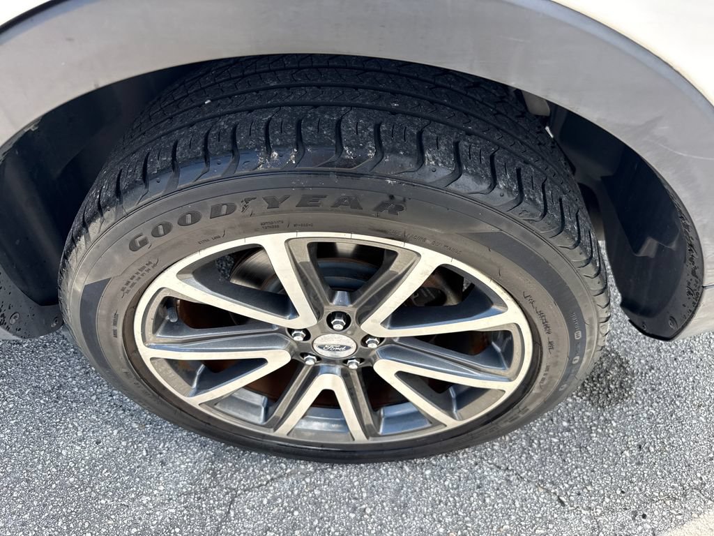 Used 2015 Ford Explorer XLT w/ Equipment Group 202B FWD image 11