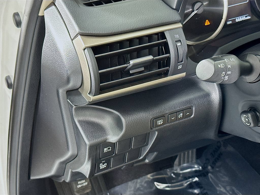 Used 2019 Lexus IS 300 AWD image 11