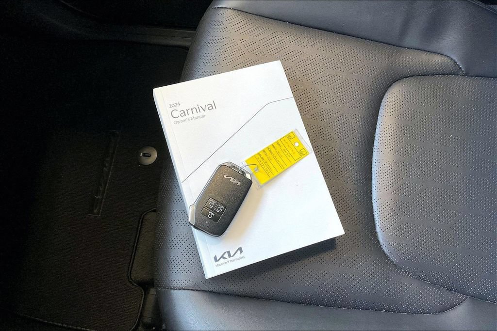 Used 2024 Kia Carnival LX FWD image 10