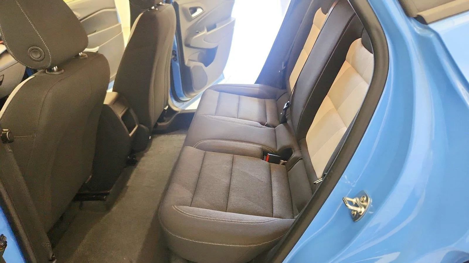 Used 2024 Chevrolet Trax RS w/ Sunroof Package FWD image 25