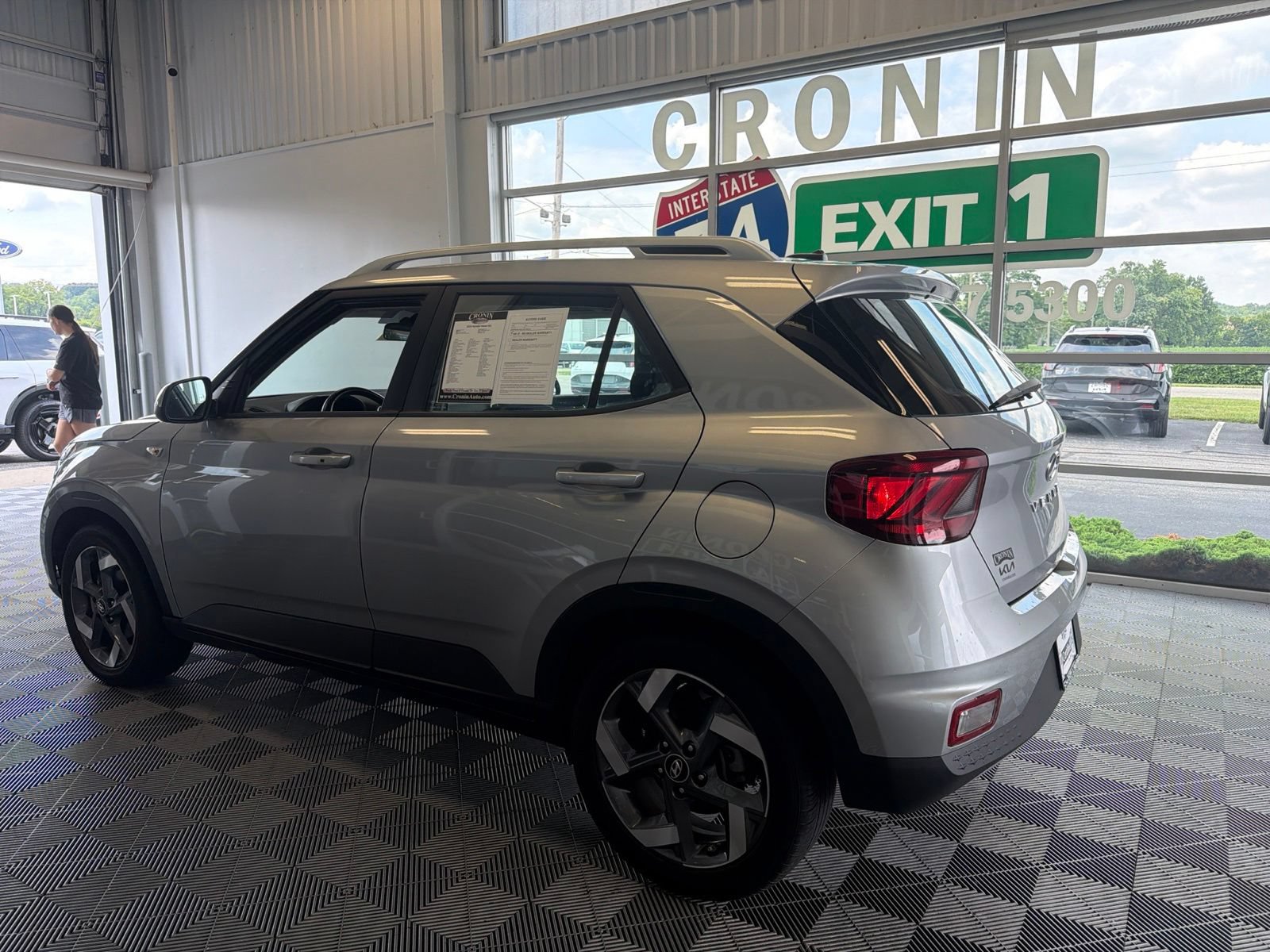 Used 2025 Hyundai Venue SEL FWD image 4