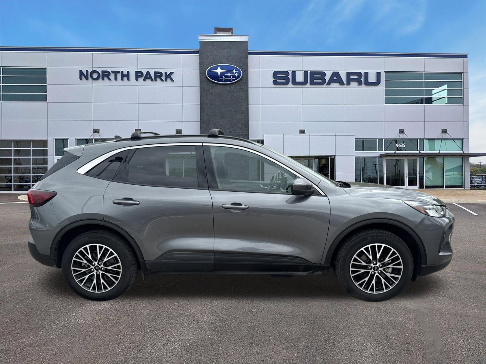 Used 2023 Ford Escape SE image 2