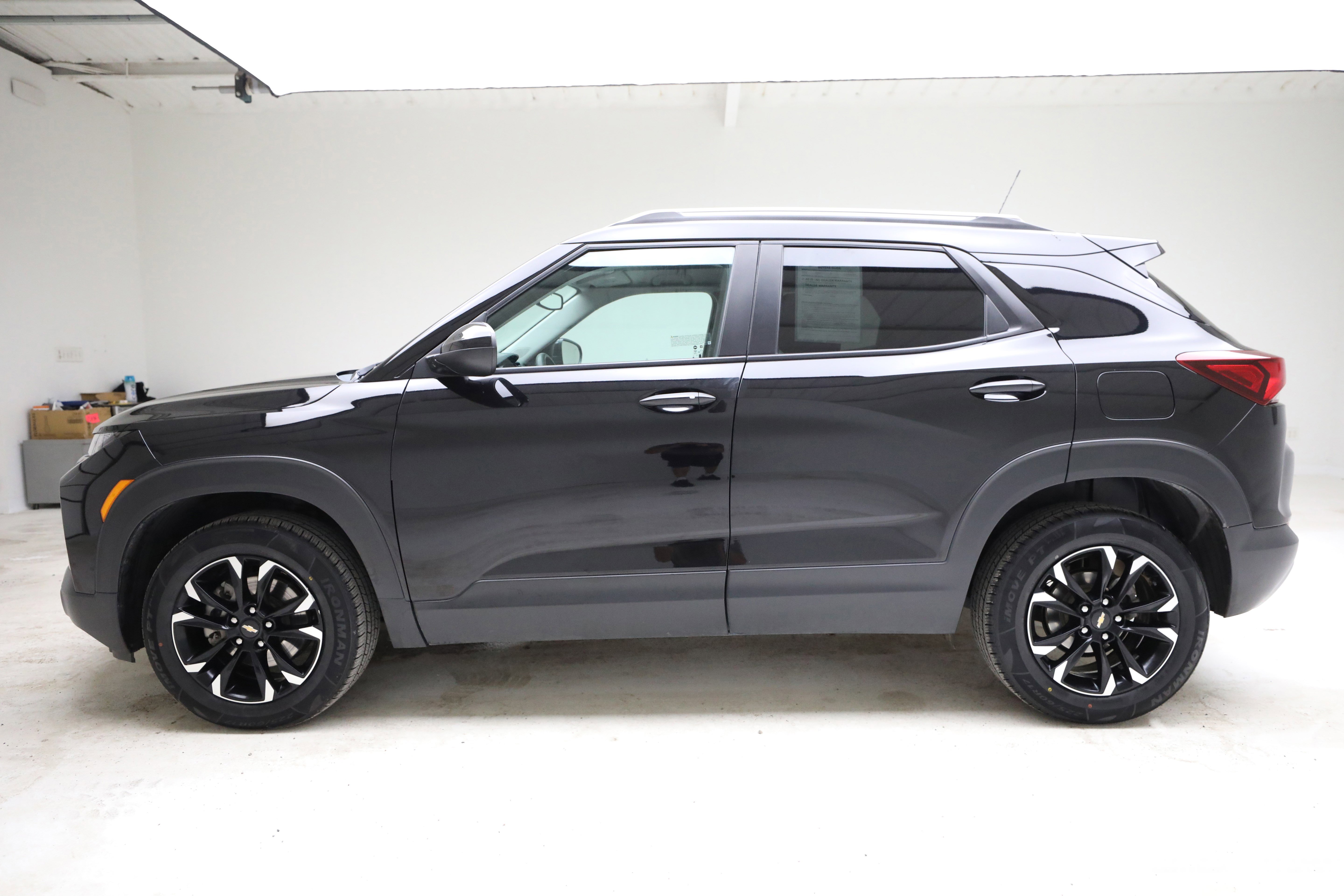 Used 2023 Chevrolet TrailBlazer LT w/ Convenience Package image 2