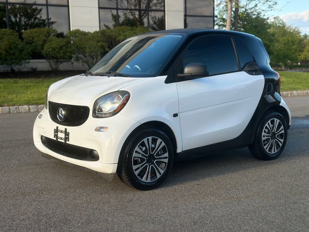 Used 2016 smart fortwo pure RWD image 3