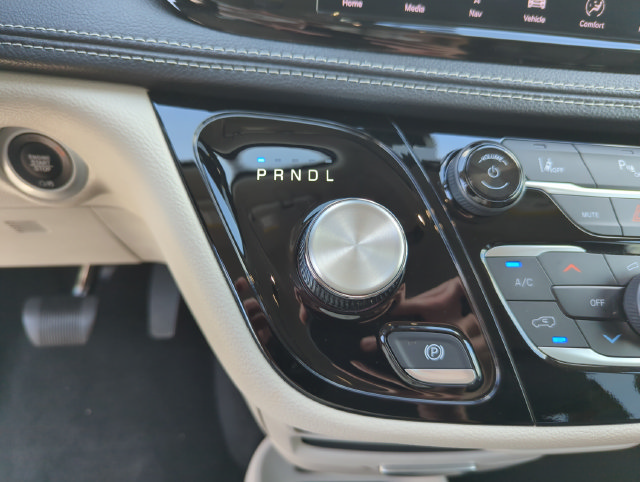 Used 2024 Chrysler Pacifica Limited FWD image 41