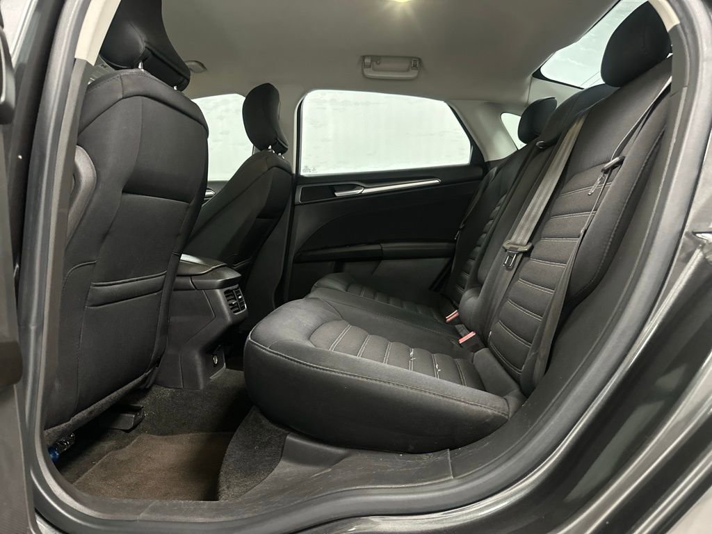 Used 2015 Ford Fusion SE image 16