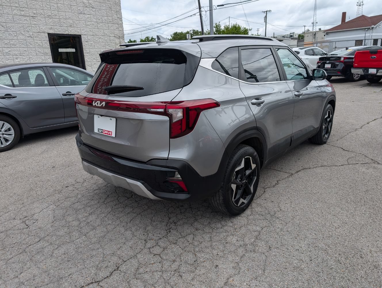 Used 2025 Kia Seltos EX FWD image 6