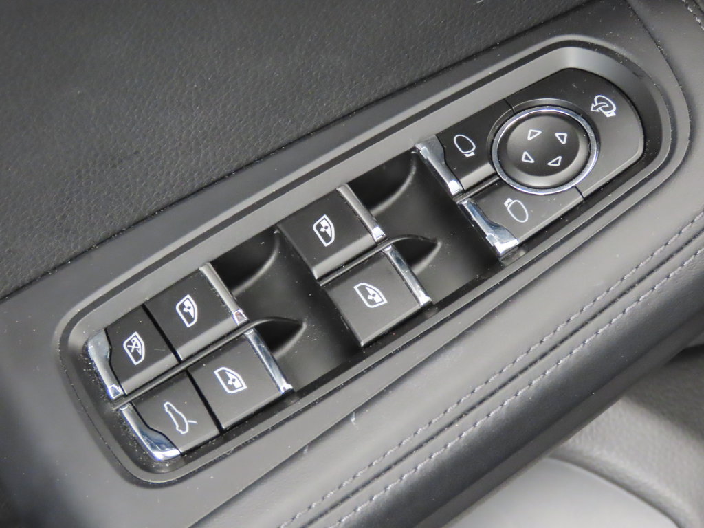 Certified 2026 Porsche Macan AWD/4WD image 38