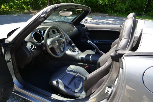 Used 2007 Pontiac Solstice Convertible w/ Premium Package RWD image 19