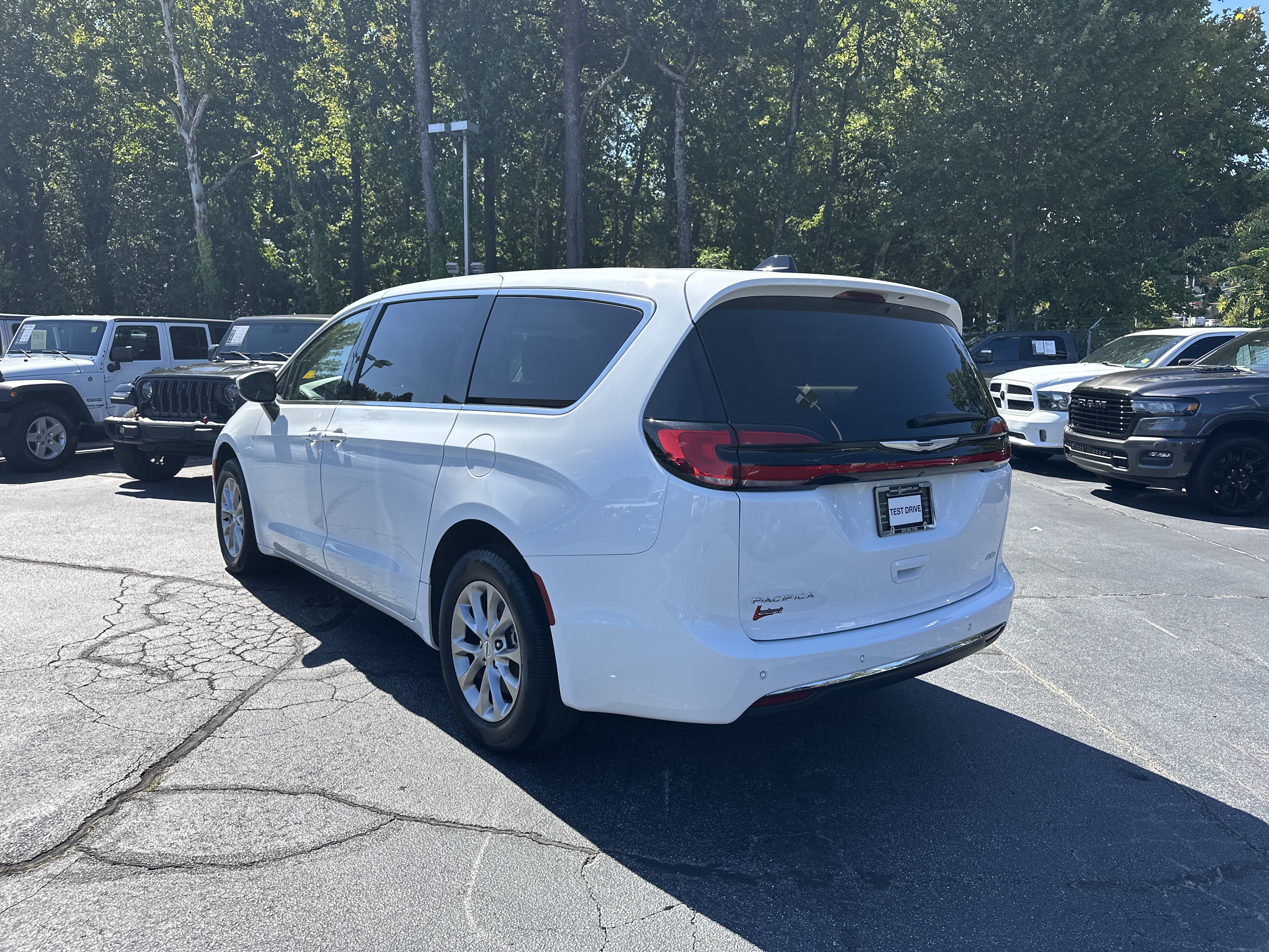 Used 2023 Chrysler Pacifica Touring-L AWD/4WD image 7
