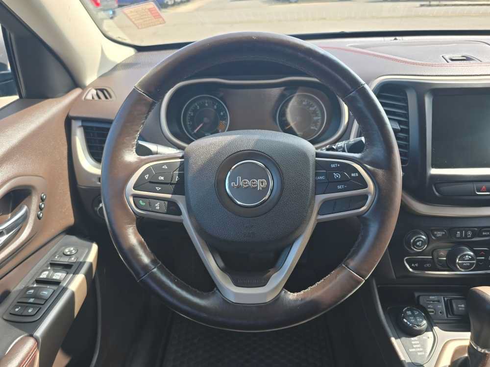 Used 2017 Jeep Cherokee Trailhawk AWD/4WD image 11